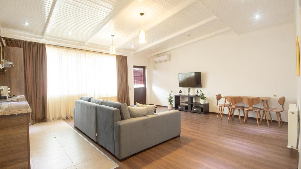 Big Terrace Apartment On Liberty Square Тбилиси Экстерьер фото