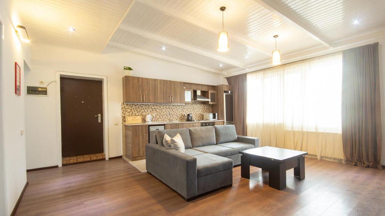 Big Terrace Apartment On Liberty Square Тбилиси Экстерьер фото
