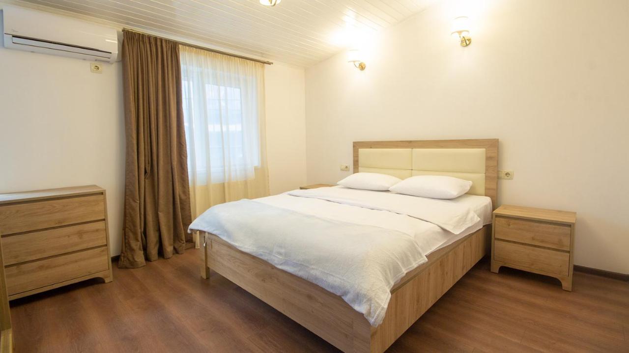 Big Terrace Apartment On Liberty Square Тбилиси Экстерьер фото